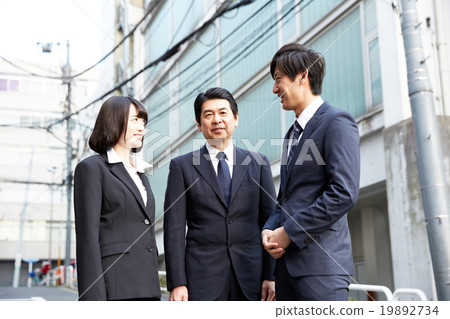 Businessmen and businesswomen Businessmen and businesswomen 19892734