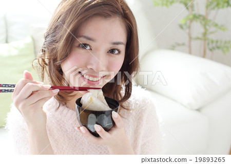 吃湯料的女孩 19893265