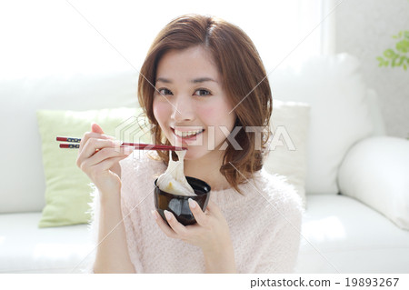 吃湯料的女孩 19893267