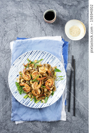 Kingprawns with Rice Noodles and Vegetable on Plat 19894802