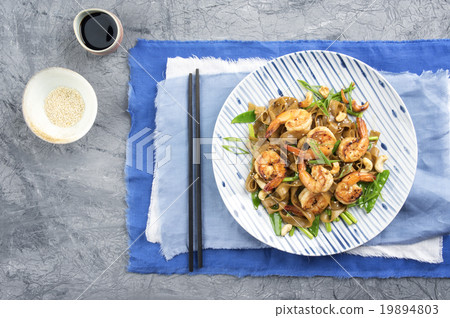 King Prawn with Rice Noodles and Vegetable on Plat King Prawn with Rice Noodles and Vegetable on Plat 19894803
