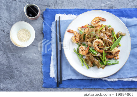 Kingprawns with Rice Noodles and Vegetable on Plat Kingprawns with Rice Noodles and Vegetable on Plat 19894805
