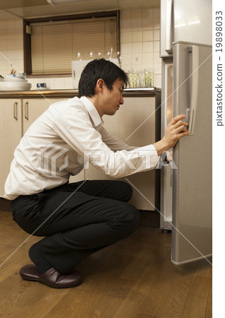 A salaried man who goes home and catches a refrigerator 19898033