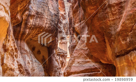 The narrow gorge leading to the Petra ancient city  19898959