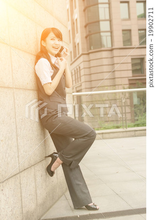 Confident business woman Confident business woman 19902711