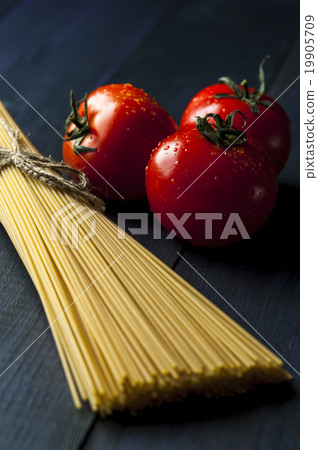 Bunch of spaghetti and three tomatoes 19905709