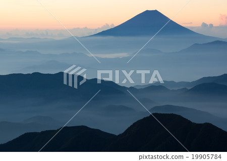 Mt. Fuji at dawn from the Minami Alps Nodoke mountain. August. 19905784