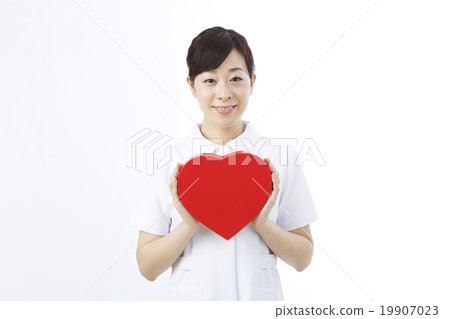 A lady in white 19907023