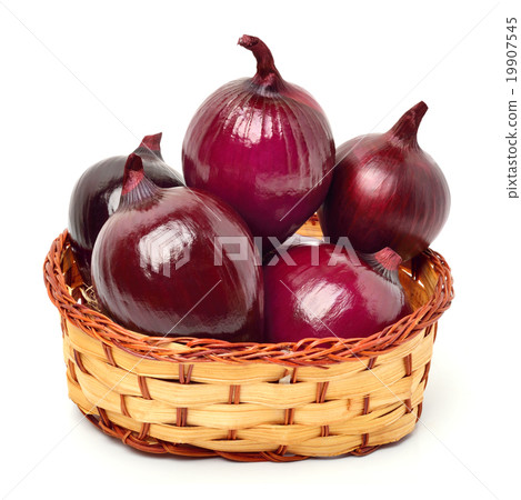 Red onion in the basket Red onion in the basket 19907545