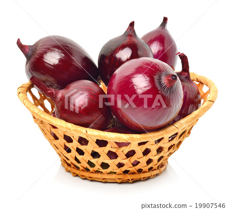 Red onion in the basket Red onion in the basket 19907546