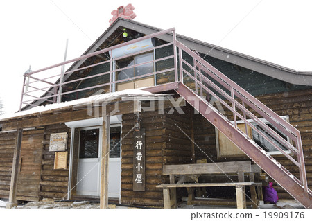 Winter cabin 19909176