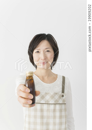 提供愛唯一戰利品飲料的中間婦女 19909202
