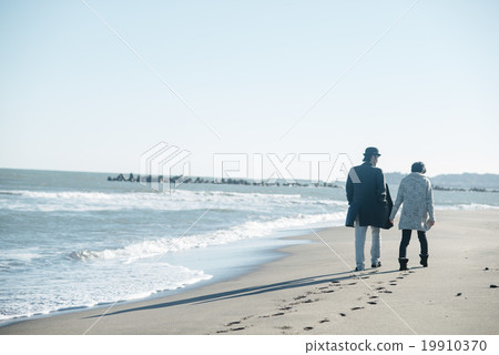 Seaside men and women 19910370