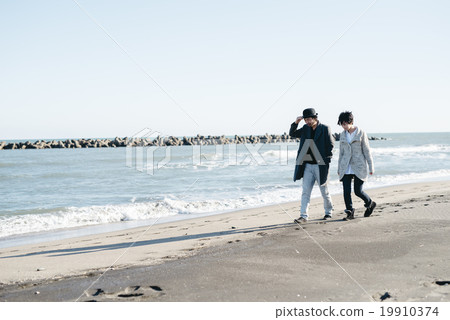 Seaside men and women 19910374