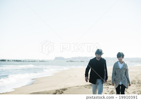 Seaside men and women 19910391