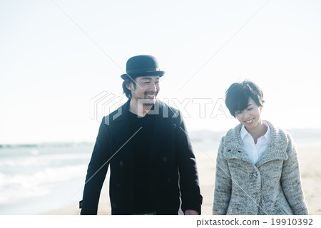 Seaside men and women 19910392