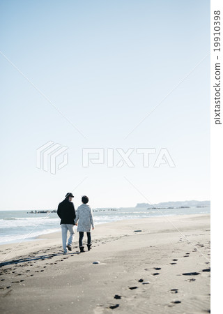 Seaside men and women 19910398