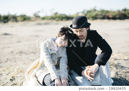 Seaside men and women 19910435