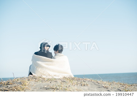 Seaside men and women 19910447