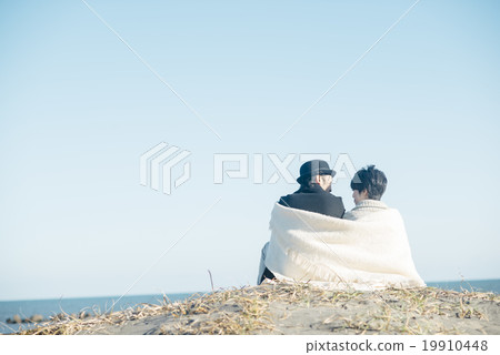 Seaside men and women 19910448