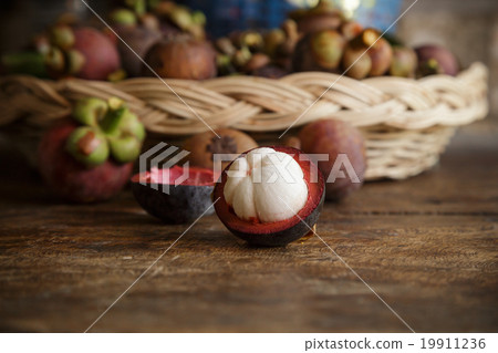 fresh mangosteen fruit 19911236
