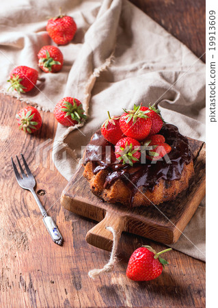 Chocolate cake with strawberries 19913609