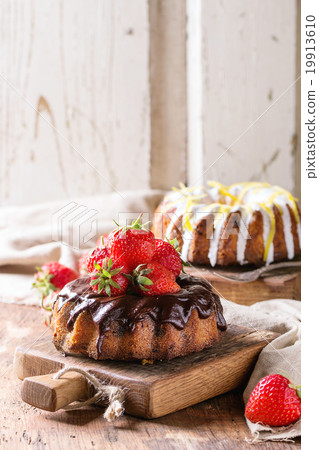 Chocolate and lemon cakes 19913610