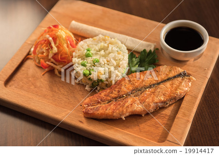 Grilled salmon with rice 19914417