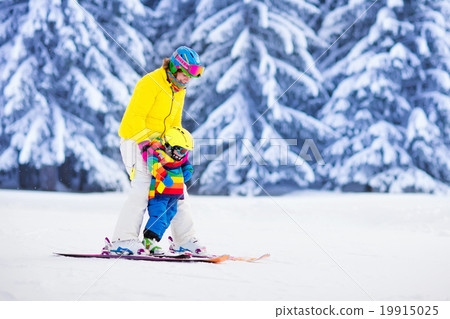 Mother and little boy learning to ski 19915025