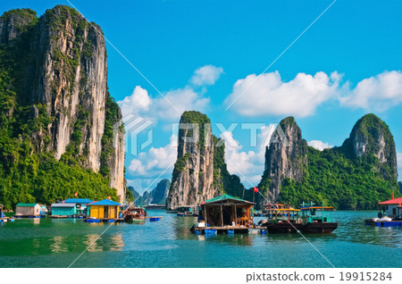 Floating fishing village in Halong Bay 19915284