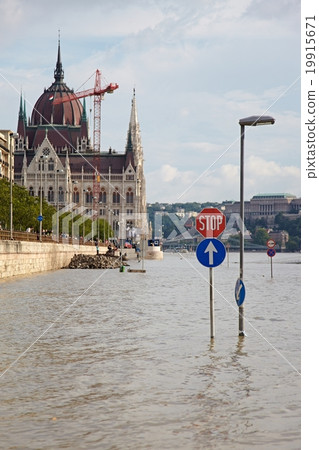 Flooded street in Budapest 19915671