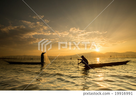 the traditional fishermen throwing fishing net. the traditional fishermen throwing fishing net. 19916991
