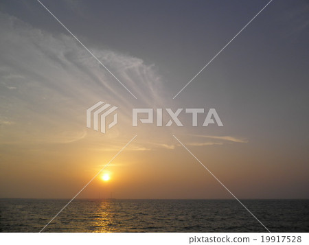落在海中的日落和撲撲飄飄的雲彩〜北九州若松區Hibikinada~ 19917528