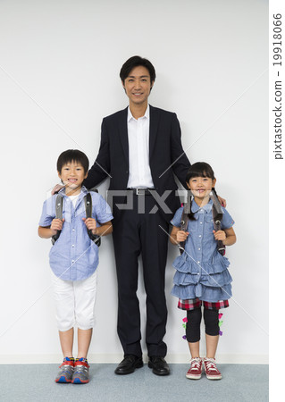 Dad and 2 children 19918066