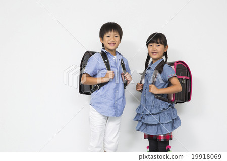 Two male and female elementary school students 19918069