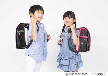 Two male and female elementary school students 19918070
