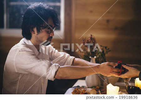 A man who propose 19918636