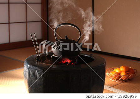 Brazier and iron bottle 19920959