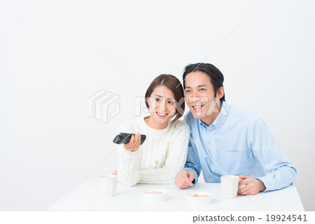 看一對年輕夫婦的電視 19924541