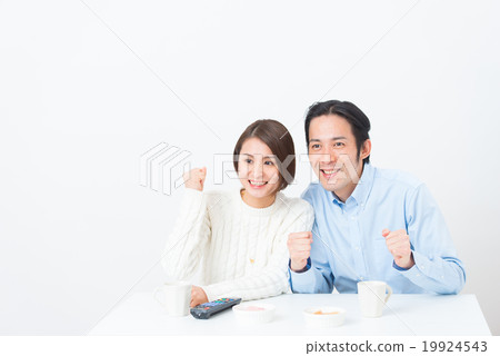 看著看電視的年輕夫婦 19924543