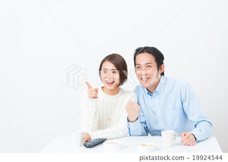 看一對年輕夫婦的電視 19924544