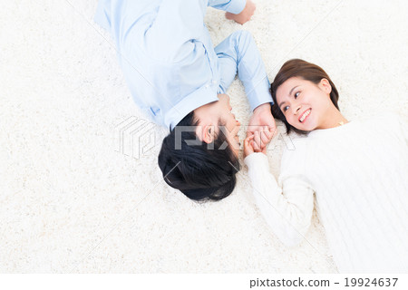 年輕夫婦生活方式躺下 19924637