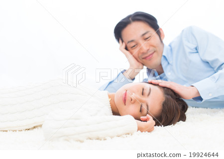 年輕夫婦生活方式躺下 19924644