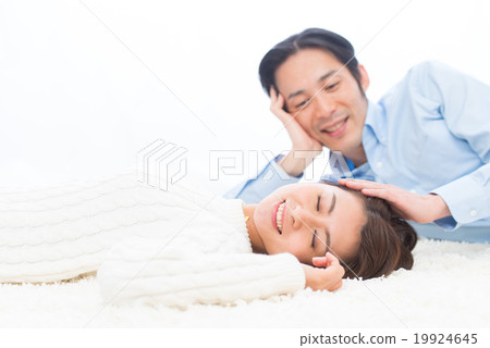 年輕夫婦生活方式躺下 19924645