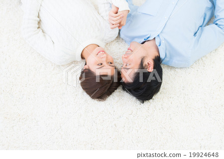 年輕夫婦生活方式躺下 19924648