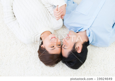 年輕夫婦生活方式躺下 19924649