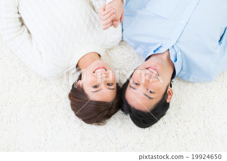 年輕夫婦生活方式躺下 19924650