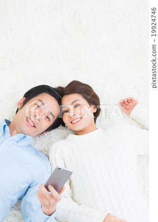 躺下困年輕夫婦的生活方式 19924746
