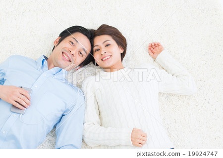 躺下困年輕夫婦的生活方式 19924747