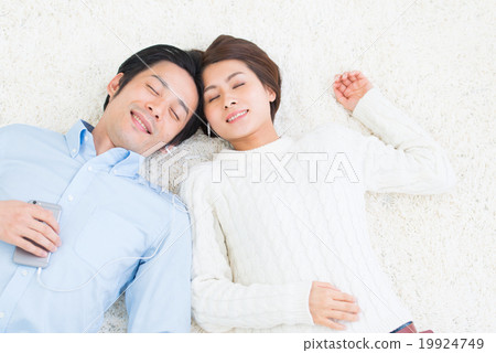 躺下困年輕夫婦的生活方式 19924749
